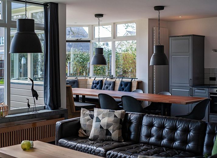 Terrasse und Liegestuehle auf VZ1164 Grosse freistehende Villa in Kamperland, Noord-Beveland, Zeeland.