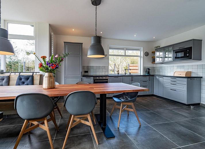 Terrasse und Liegestuehle auf VZ1164 Grosse freistehende Villa in Kamperland, Noord-Beveland, Zeeland.