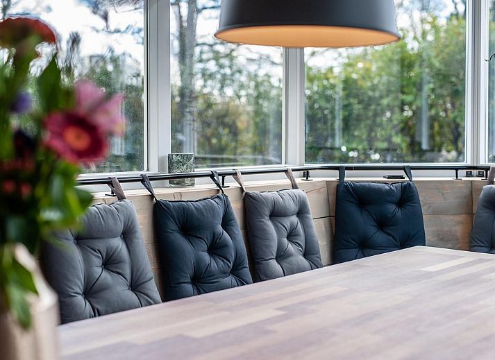 Terrasse und Liegestuehle auf VZ1164 Grosse freistehende Villa in Kamperland, Noord-Beveland, Zeeland.