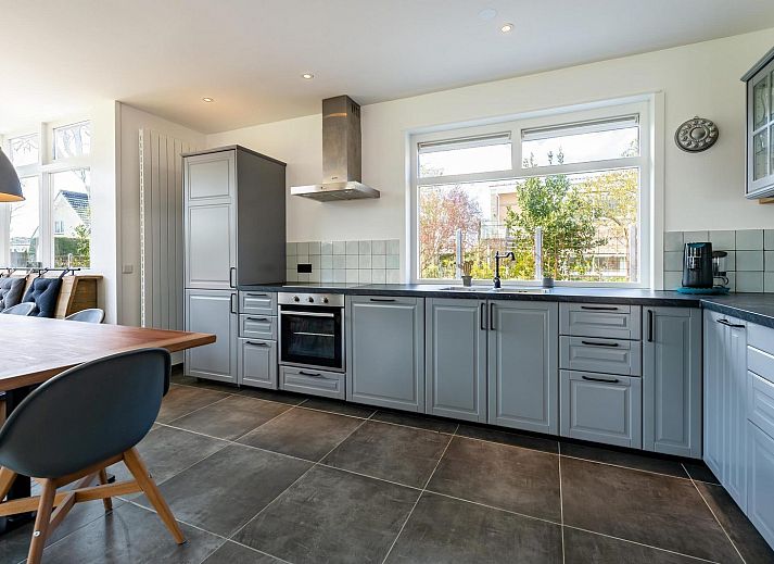 Terrasse und Liegestuehle auf VZ1164 Grosse freistehende Villa in Kamperland, Noord-Beveland, Zeeland.