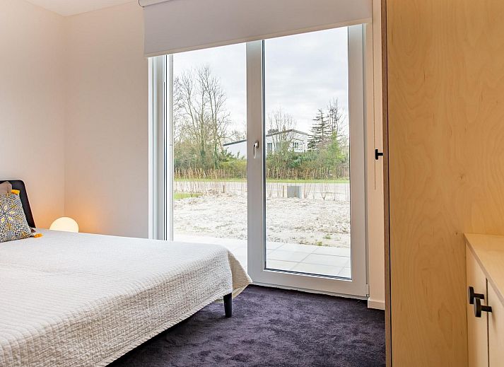 Seitenansicht von VZ1180 Ferienhaus in Kamperland, umgeben von Natur in Noord-Beveland, Zeeland.