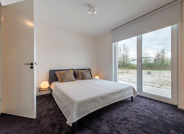 Seitenansicht von VZ1180 Ferienhaus in Kamperland, umgeben von Natur in Noord-Beveland, Zeeland.