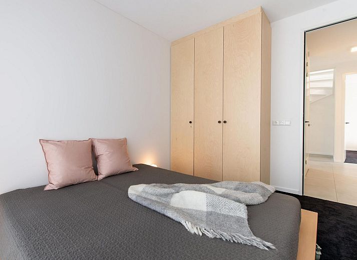 Gruener Rasen und Aussicht vom Ferienhaus VZ1180 in Kamperland, Noord-Beveland, Zeeland.