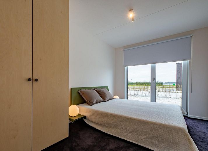 Gruener Rasen und Aussicht vom Ferienhaus VZ1180 in Kamperland, Noord-Beveland, Zeeland.