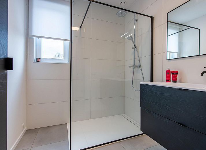 Gruener Rasen und Aussicht vom Ferienhaus VZ1180 in Kamperland, Noord-Beveland, Zeeland.