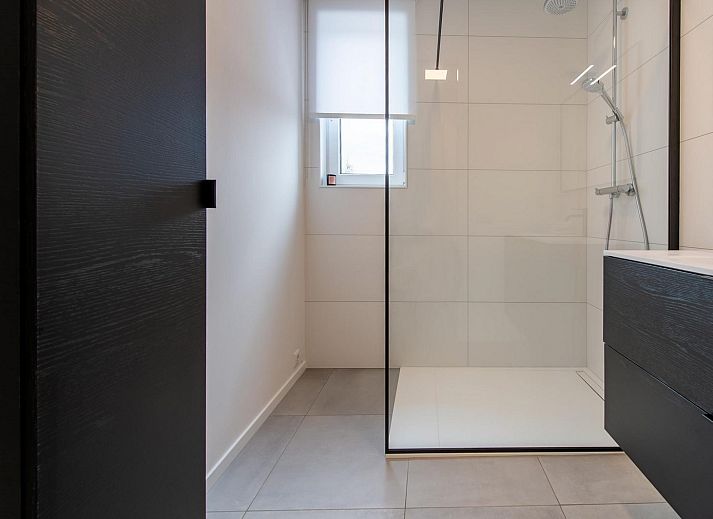 Helles Wohnzimmer in VZ1180 Ferienhaus in Kamperland mit moderner Einrichtung in Zeeland.