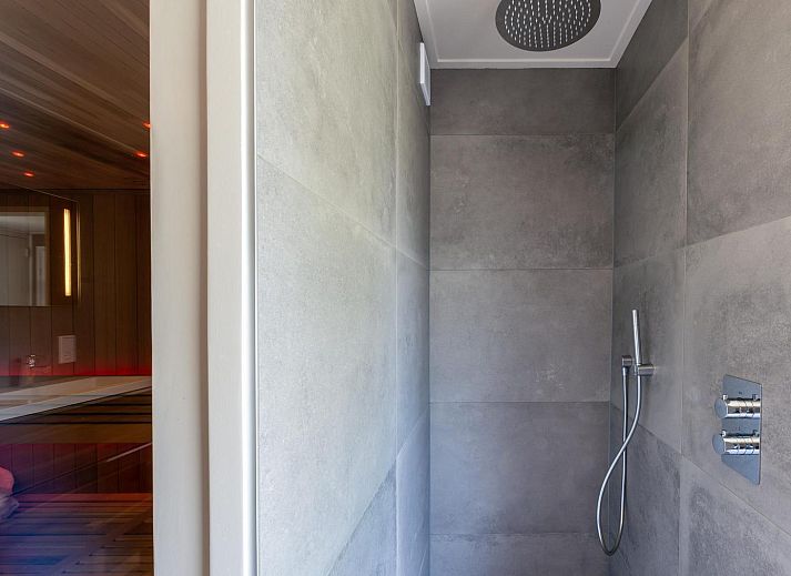 Tisch im Freien auf der Terrasse von VZ1171 Freistehendes Ferienhaus in Kamperland, umgeben von Natur in Zeeland.