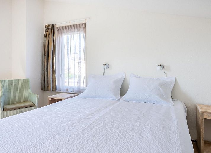 Tisch im Freien auf der Terrasse von VZ1171 Freistehendes Ferienhaus in Kamperland, umgeben von Natur in Zeeland.