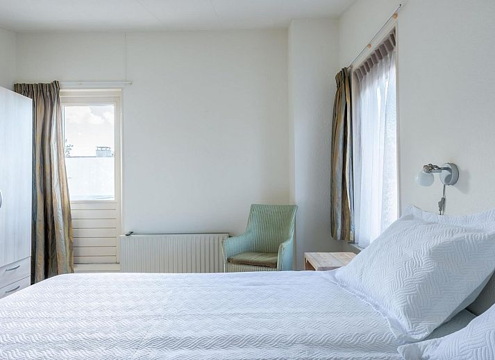 Tisch im Freien auf der Terrasse von VZ1171 Freistehendes Ferienhaus in Kamperland, umgeben von Natur in Zeeland.