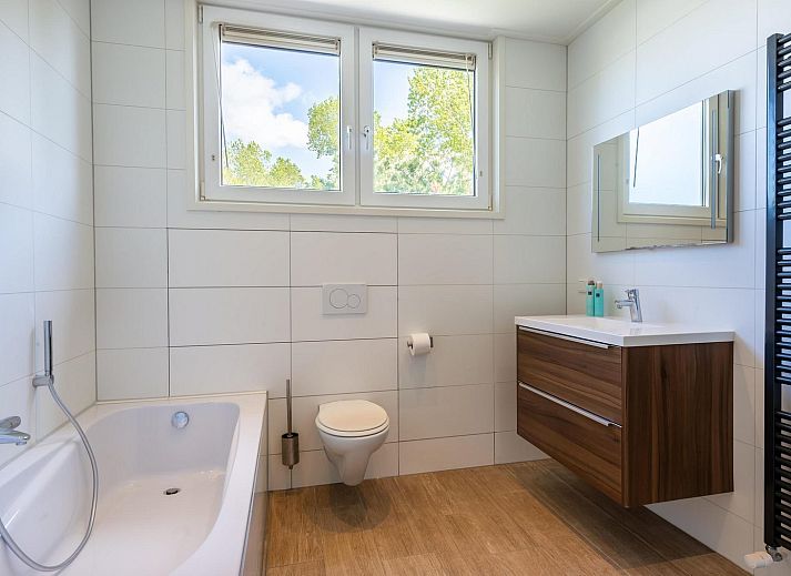 Tisch im Freien auf der Terrasse von VZ1171 Freistehendes Ferienhaus in Kamperland, umgeben von Natur in Zeeland.