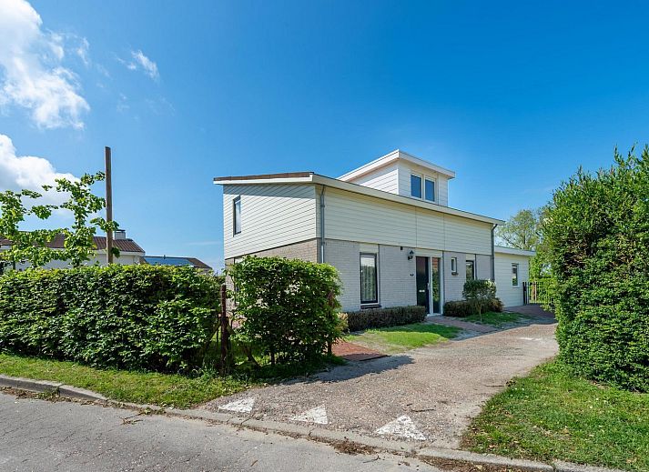 Stilvolles Wohnzimmer mit Ledersofa in VZ1171 Freistehendes Ferienhaus in Kamperland, Noord-Beveland, Zeeland.