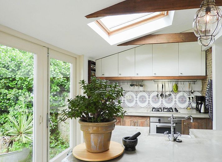 Terrasse des VZ184 Ferienhauses Kamperland mit bequemen Sitzgelegenheiten in Zeeland.