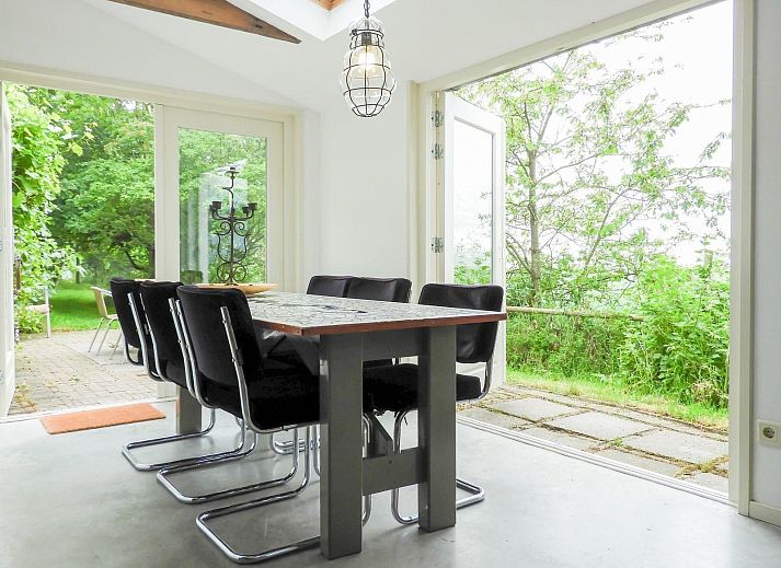 Terrasse des VZ184 Ferienhauses Kamperland mit bequemen Sitzgelegenheiten in Zeeland.