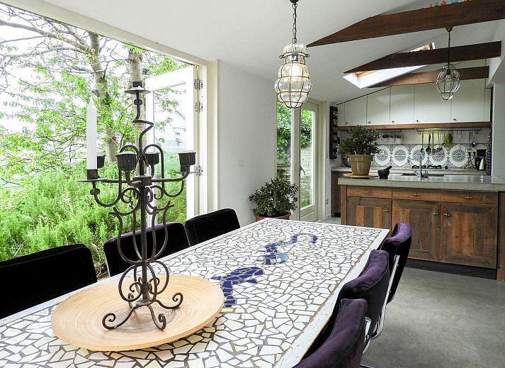 Terrasse des VZ184 Ferienhauses Kamperland mit bequemen Sitzgelegenheiten in Zeeland.