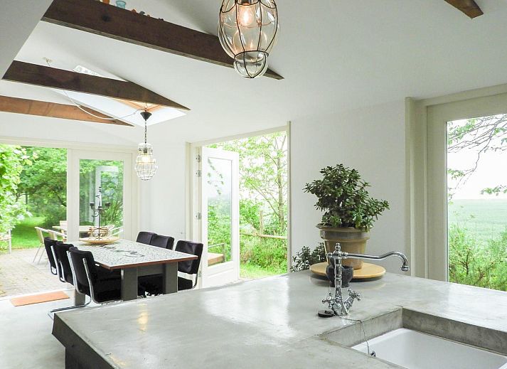 Terrasse des VZ184 Ferienhauses Kamperland mit bequemen Sitzgelegenheiten in Zeeland.