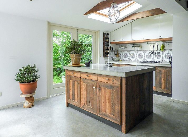 Terrasse des VZ184 Ferienhauses Kamperland mit bequemen Sitzgelegenheiten in Zeeland.