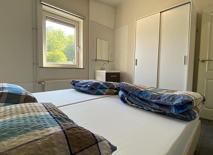 Gemuetliche Essecke auf der Terrasse des Ferienhauses VZ339 Kamperland, umgeben von Gruen in Noord-Beveland.