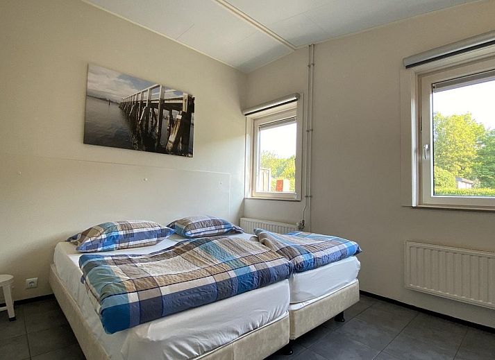 Gemuetliche Essecke auf der Terrasse des Ferienhauses VZ339 Kamperland, umgeben von Gruen in Noord-Beveland.