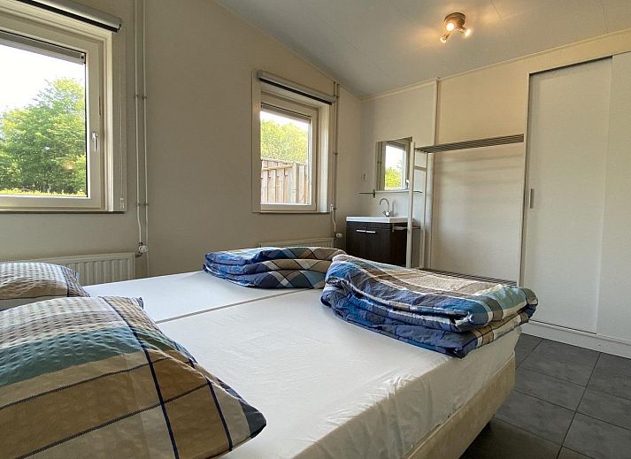 Gemuetliche Essecke auf der Terrasse des Ferienhauses VZ339 Kamperland, umgeben von Gruen in Noord-Beveland.