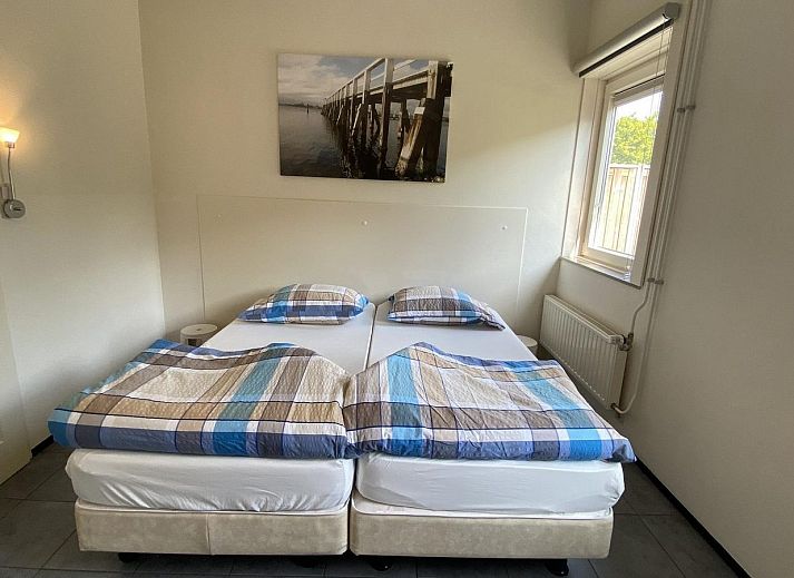 Die ueberdachte Veranda des VZ339 Vakantiewoning Kamperland bietet schattige Entspannung in Zeeland.