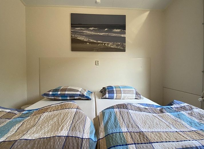 Die ueberdachte Veranda des VZ339 Vakantiewoning Kamperland bietet schattige Entspannung in Zeeland.