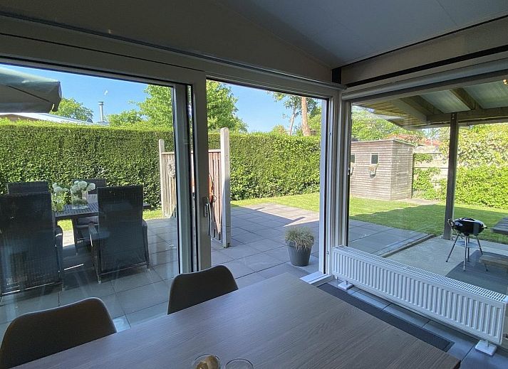 Die ueberdachte Veranda des VZ339 Vakantiewoning Kamperland bietet schattige Entspannung in Zeeland.