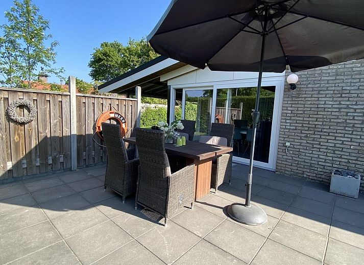 Die ueberdachte Veranda des VZ339 Vakantiewoning Kamperland bietet schattige Entspannung in Zeeland.