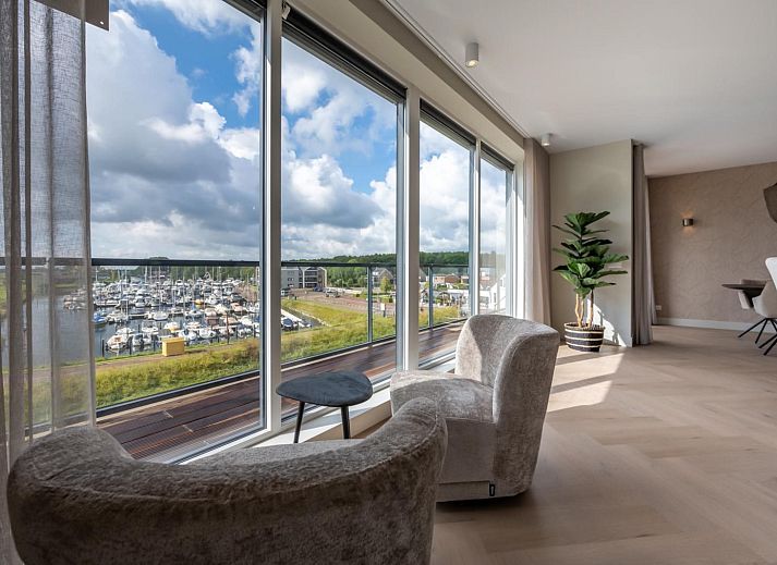Luxe woonkamer in Penthouse Veerweg 173, Kamperland met uitzicht op de jachthaven in Port Elisabeth, Zeeland.