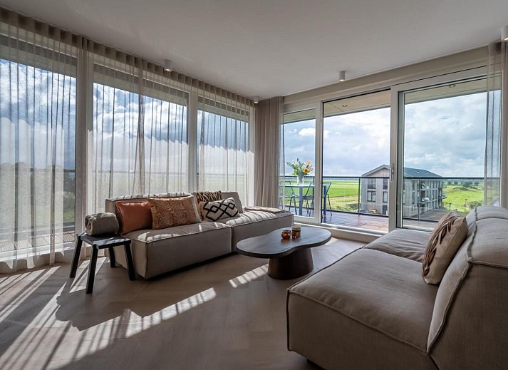 Luxe woonkamer in Penthouse Veerweg 173, Kamperland met uitzicht op de jachthaven in Port Elisabeth, Zeeland.