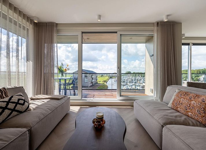 Luxe woonkamer in Penthouse Veerweg 173, Kamperland met uitzicht op de jachthaven in Port Elisabeth, Zeeland.