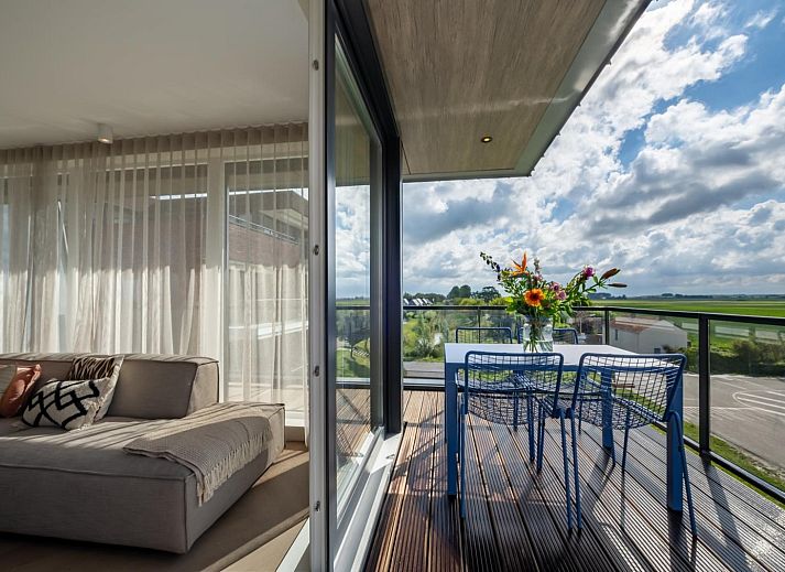 Comfortabele zithoek in Penthouse Veerweg 173, Kamperland met panoramisch uitzicht op de haven van Port Elisabeth, Zeeland.