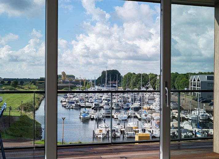 Comfortabele zithoek in Penthouse Veerweg 173, Kamperland met panoramisch uitzicht op de haven van Port Elisabeth, Zeeland.