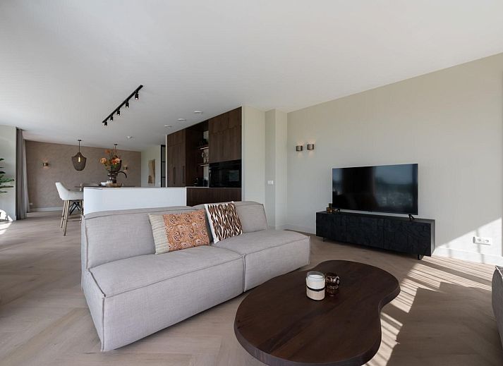 Comfortabele zithoek in Penthouse Veerweg 173, Kamperland met panoramisch uitzicht op de haven van Port Elisabeth, Zeeland.