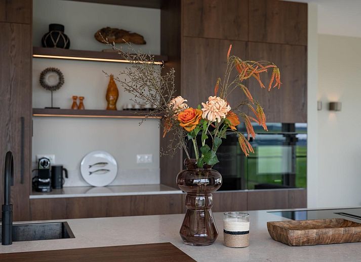 Gezellige lounge in Penthouse Veerweg 173, Kamperland met glazen schuifdeuren en uitzicht op de natuur in Port Elisabeth, Zeeland.