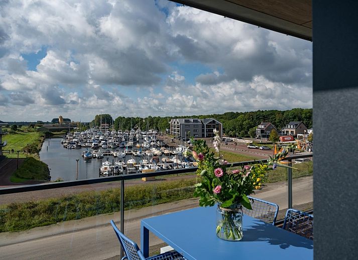 Ruime woonkamer in Penthouse Veerweg 173, Kamperland met uitzicht op de jachthaven van Port Elisabeth, Zeeland.