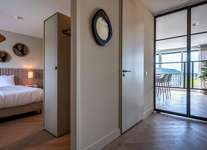 Ruime woonkamer in Penthouse Veerweg 173, Kamperland met uitzicht op de jachthaven van Port Elisabeth, Zeeland.