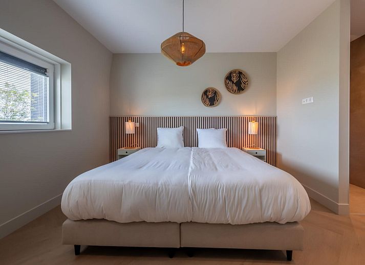 Ruime woonkamer in Penthouse Veerweg 173, Kamperland met uitzicht op de jachthaven van Port Elisabeth, Zeeland.