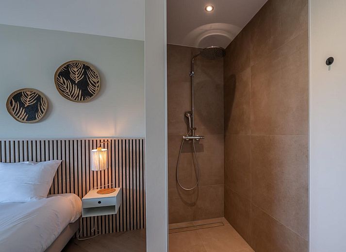 Ruime woonkamer in Penthouse Veerweg 173, Kamperland met uitzicht op de jachthaven van Port Elisabeth, Zeeland.