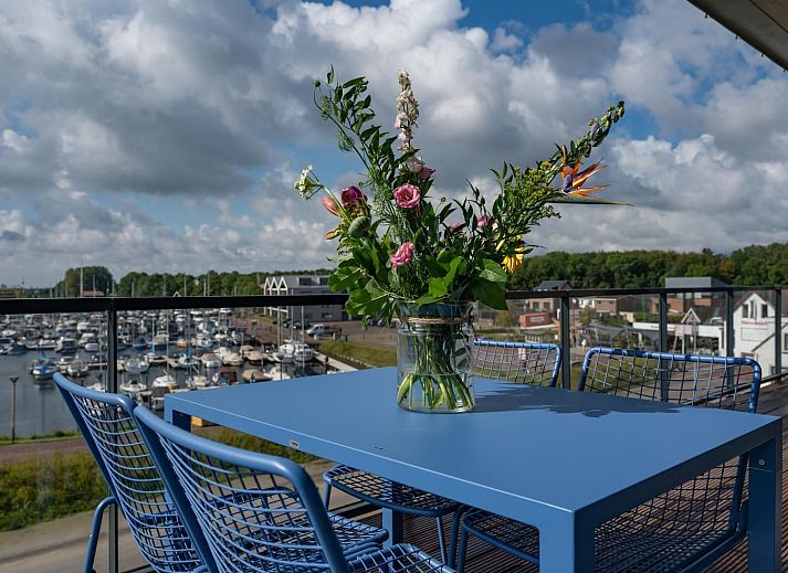 Stijlvolle kussens op bank in Penthouse Veerweg 173, Kamperland, vakantiehuis in Port Elisabeth, Zeeland.