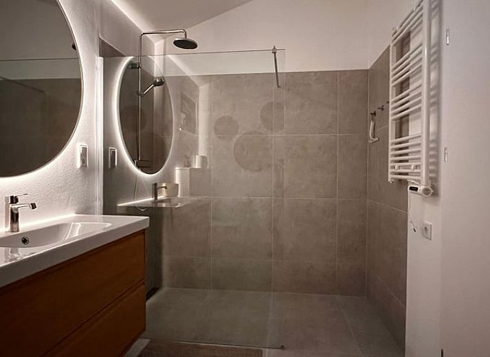 Beleuchtete Abendveranda im Ferienhaus in Kamperland, Noord-Beveland, Zeeland.