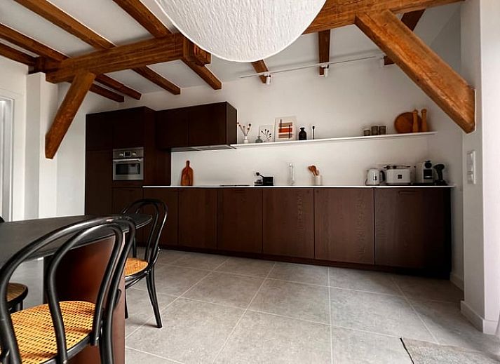 Beleuchtete Abendveranda im Ferienhaus in Kamperland, Noord-Beveland, Zeeland.