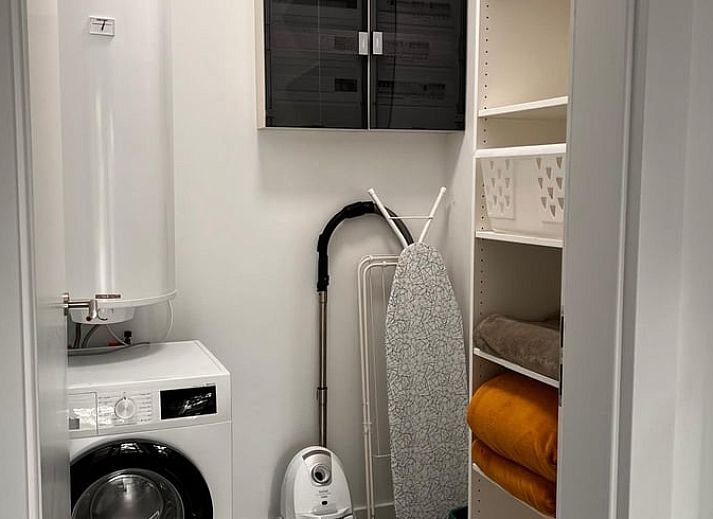 Modernes Badezimmer im Ferienhaus in Kamperland, Nord-Beveland, Zeeland.