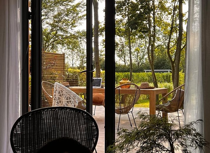 Geraeumiges Wohnzimmer mit Aussicht in Ferienhaus in Kamperland, Noord-Beveland, Zeeland.