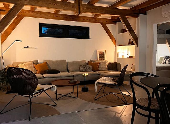 Geraeumiges Wohnzimmer mit Aussicht in Ferienhaus in Kamperland, Noord-Beveland, Zeeland.