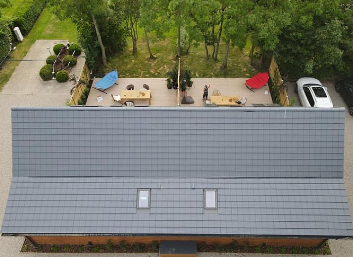 Gemuetlicher Innenraum mit offenen Tueren im Ferienhaus in Kamperland, Noord-Beveland, Zeeland.
