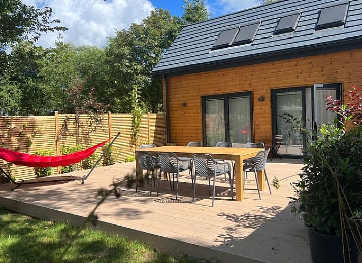 Geraeumige Terrasse am Ferienhaus in Kamperland, Nord-Beveland, ideal fuer Mahlzeiten im Freien und Entspannung.