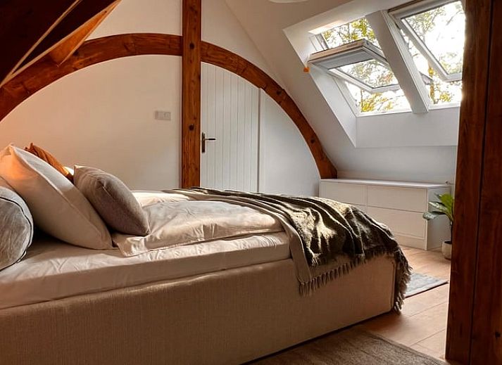 Geraeumige Terrasse am Ferienhaus in Kamperland, Nord-Beveland, ideal fuer Mahlzeiten im Freien und Entspannung.