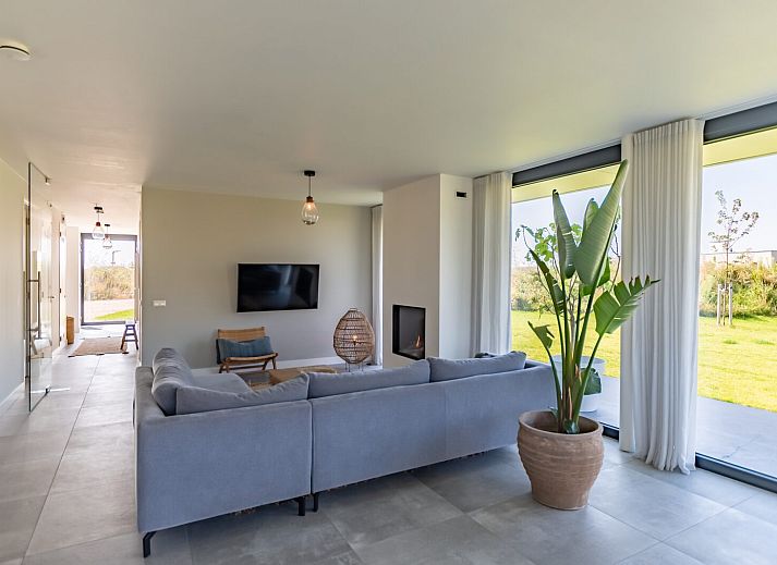 Geraeumiges Wohnzimmer in Waterline 31 | De Groote Duynen, Kamperland, Ferienhaus mit moderner Einrichtung und Kamin.