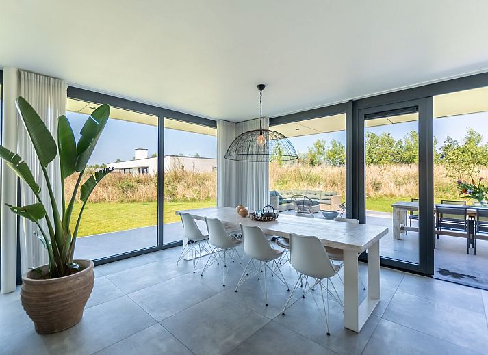 Geraeumiges Wohnzimmer in Waterline 31 | De Groote Duynen, Kamperland, Ferienhaus mit moderner Einrichtung und Kamin.