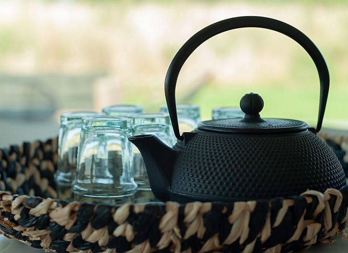 Geraeumiges Wohnzimmer in Waterline 31 | De Groote Duynen, Kamperland, Ferienhaus mit moderner Einrichtung und Kamin.